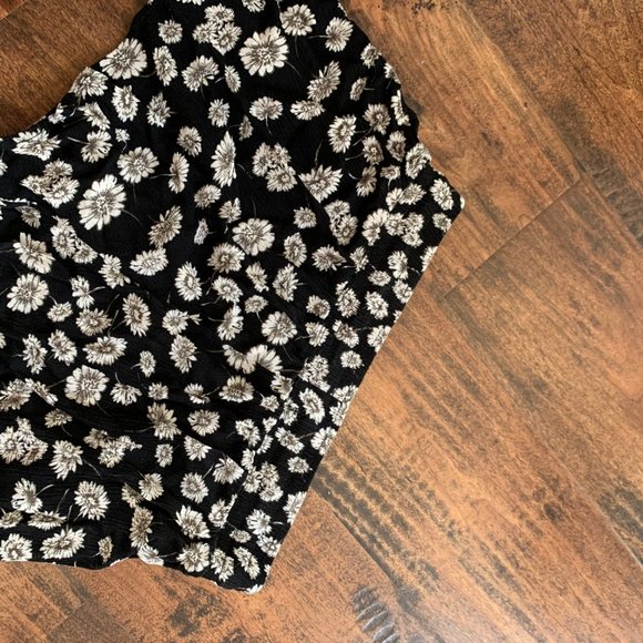 Flowy black flower shorts - Picture 5 of 6